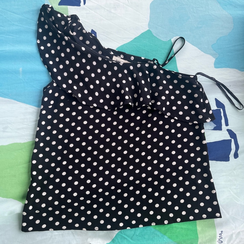 This is a women’s Monteau one shoulder top in Small.